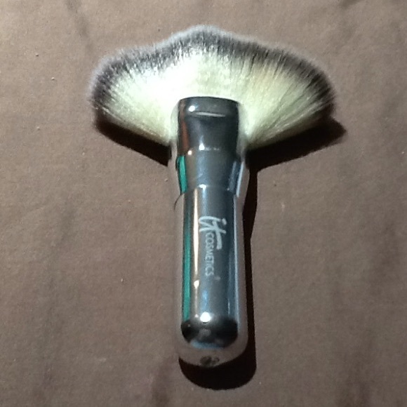It Cosmetics Other - It Cosmetics Mega Sculpting Fan Brush